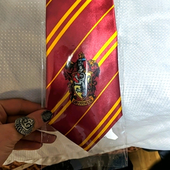 Harry Potter Gryffindor Tie - Picture 2 of 4